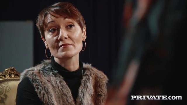 Рыжая милфа с острыми сиськами натянула мохнатку на член парня в черной майке