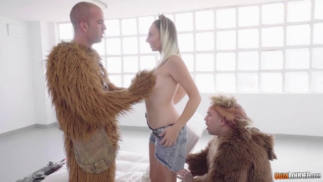 Два толстопузых мужика надели костюмы киногероев из ужастиков и трахнули шлюшку