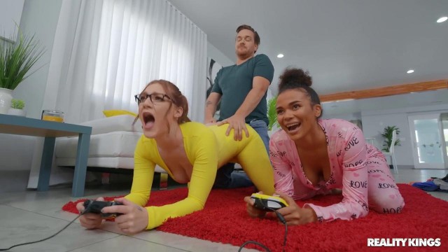 Две геймерши по очереди прыгают пиздами на палке соседа