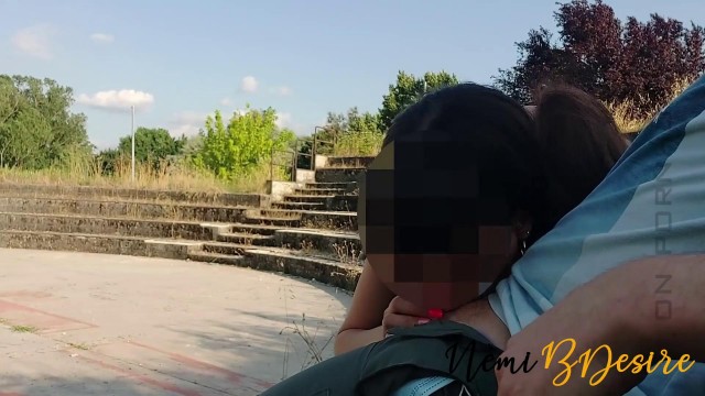 Парень с девушкой трахаются в парке и не стесняются публичности
