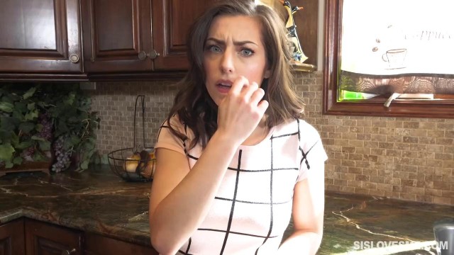 Девушка во время эпидемии трахается в маске со своим парнем