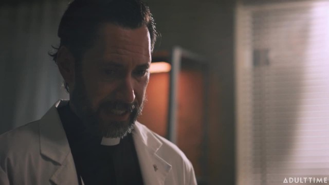 Неисправимую дрочершу трахают два мужика