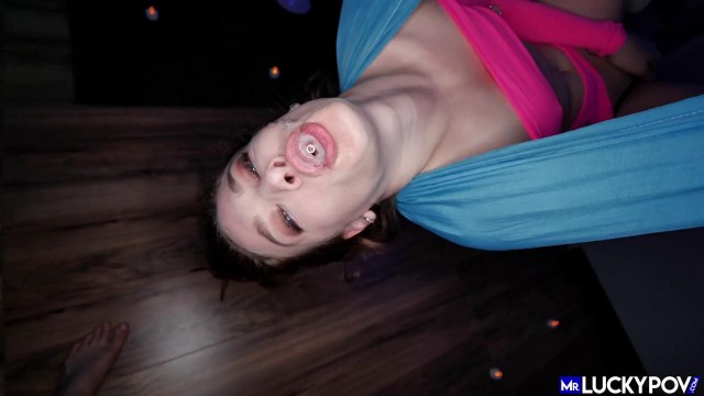 Раздвинув длинные ножки стриптизерши, клиент заставил ее сосать свой длинный хер